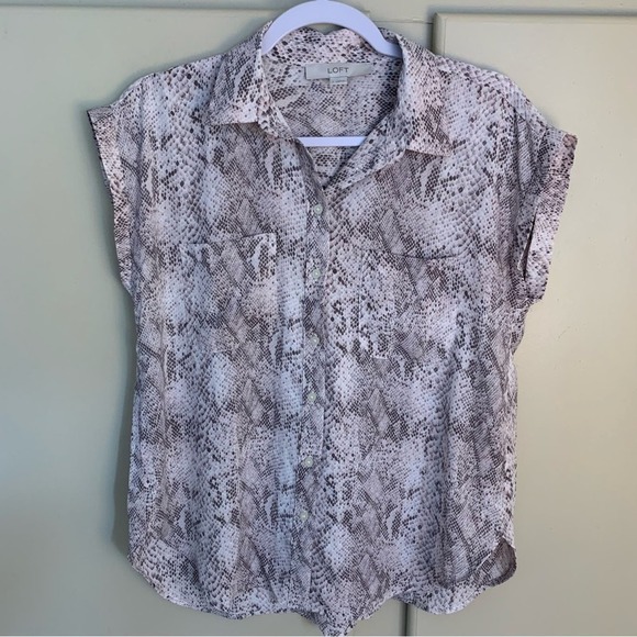 Loft Womens snake print short sleeve button up top Size small sleeveless blouse - Picture 9 of 11
